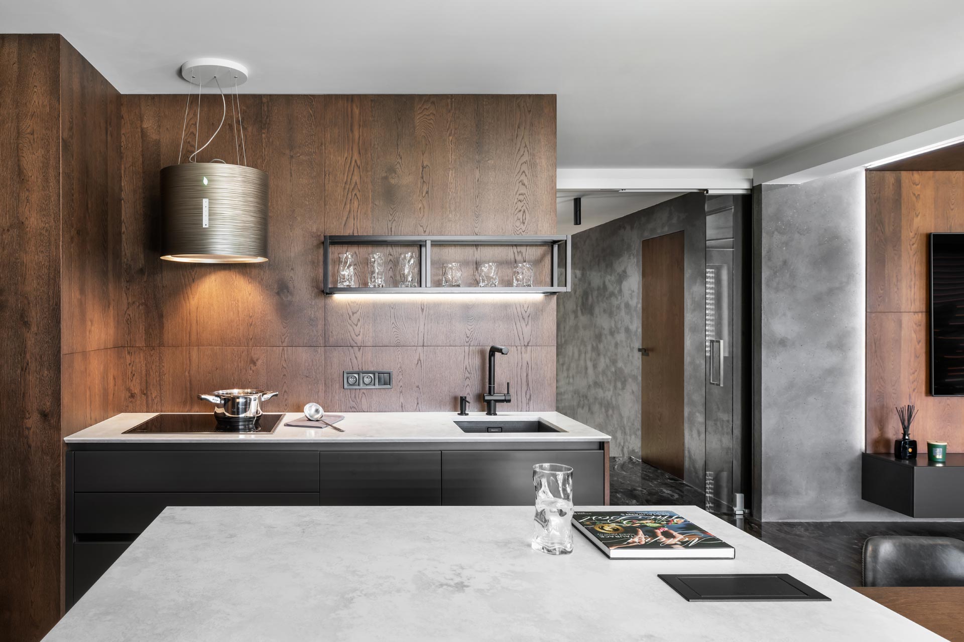 Hanák Möbel Realisierung Einzigartiges Interieur Moderne Küche Rustikales dunkles Furnier
