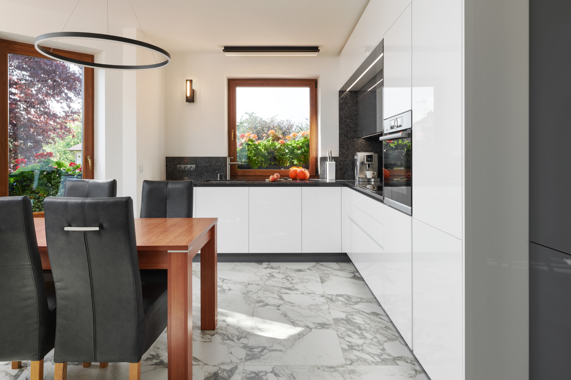 Hanák nábytek realizace interiéru bílý lak kuchyně ELITE