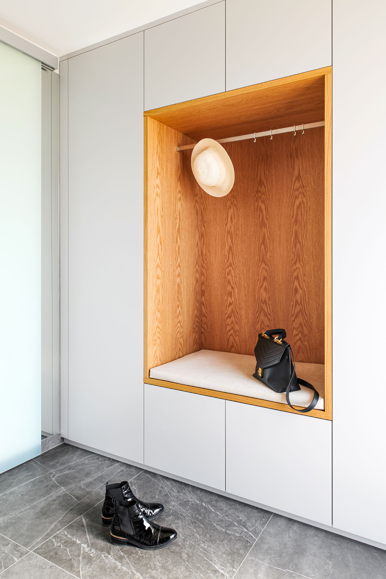 Hanák Möbel Komplettes Interieur in Naturfurnier Garderobe