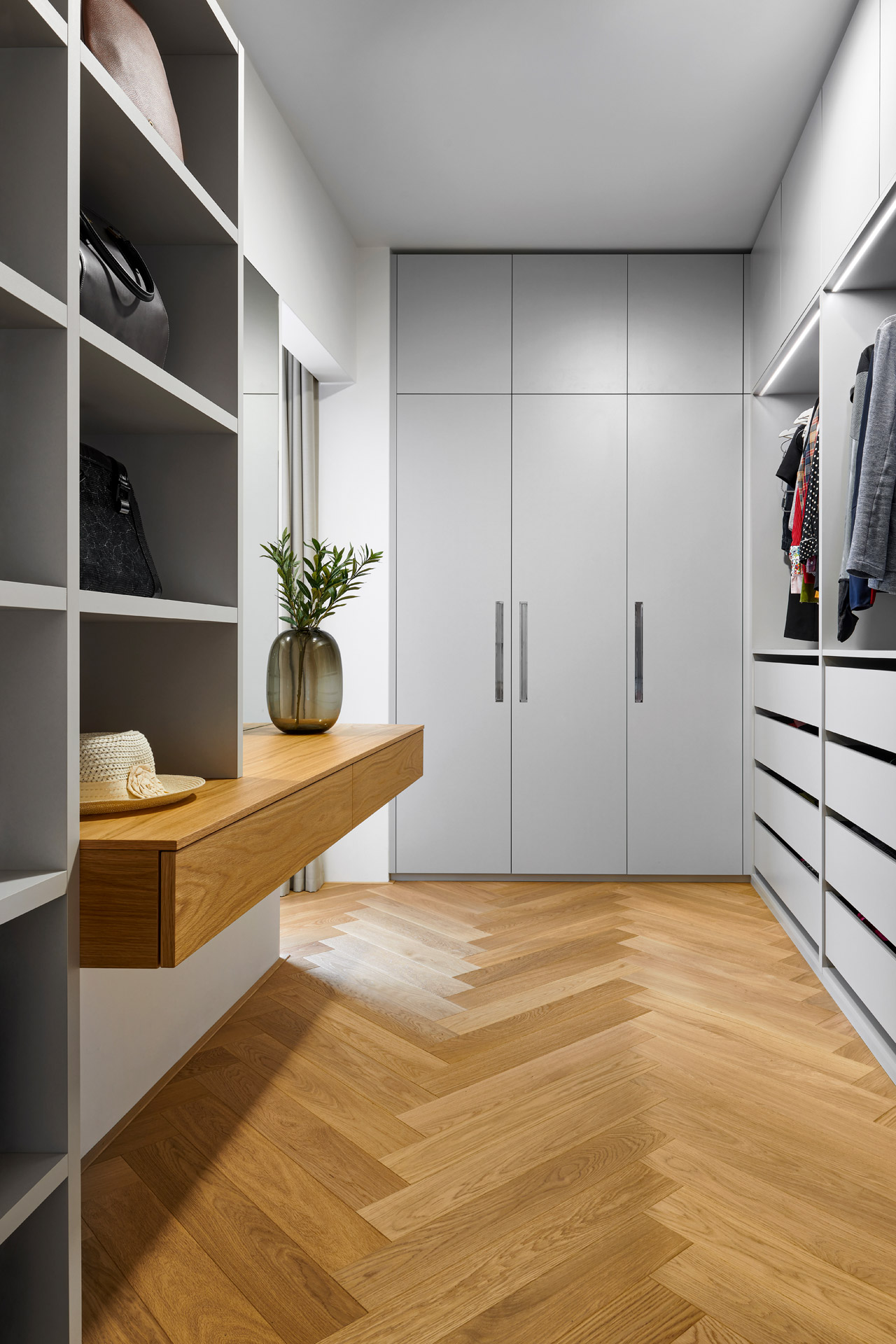 Hanák Möbel Komplettes Interieur in Naturfurnier Garderobe