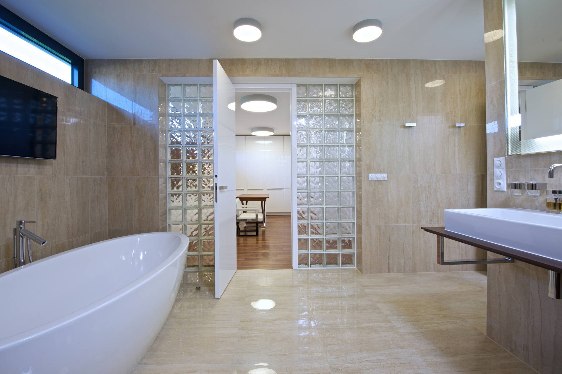 Hanák nábytok realizácia luxusné villy kúpeľňa