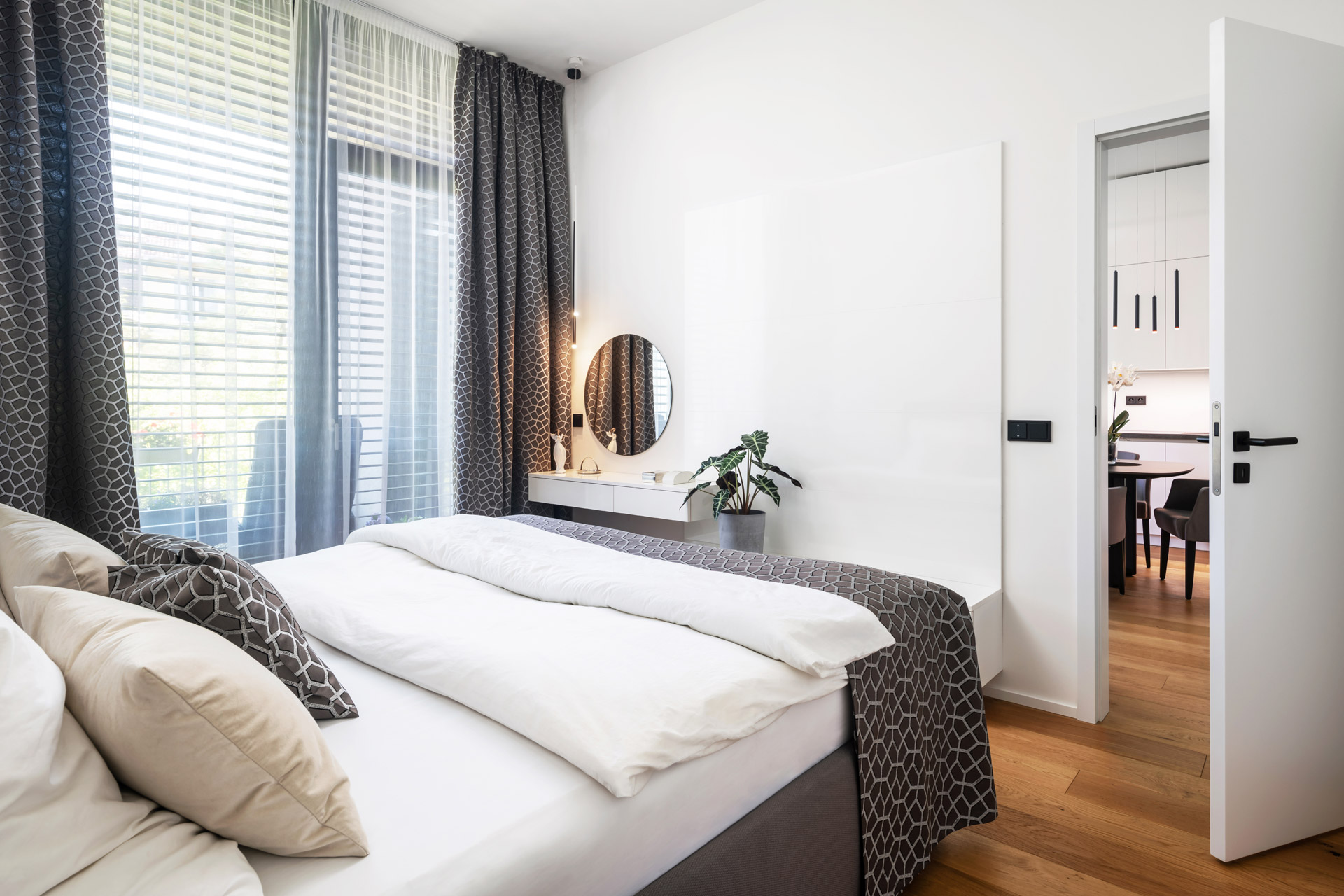 Meuble Hanák Réalisation Intérieur lumineux Chambre à coucher Porte