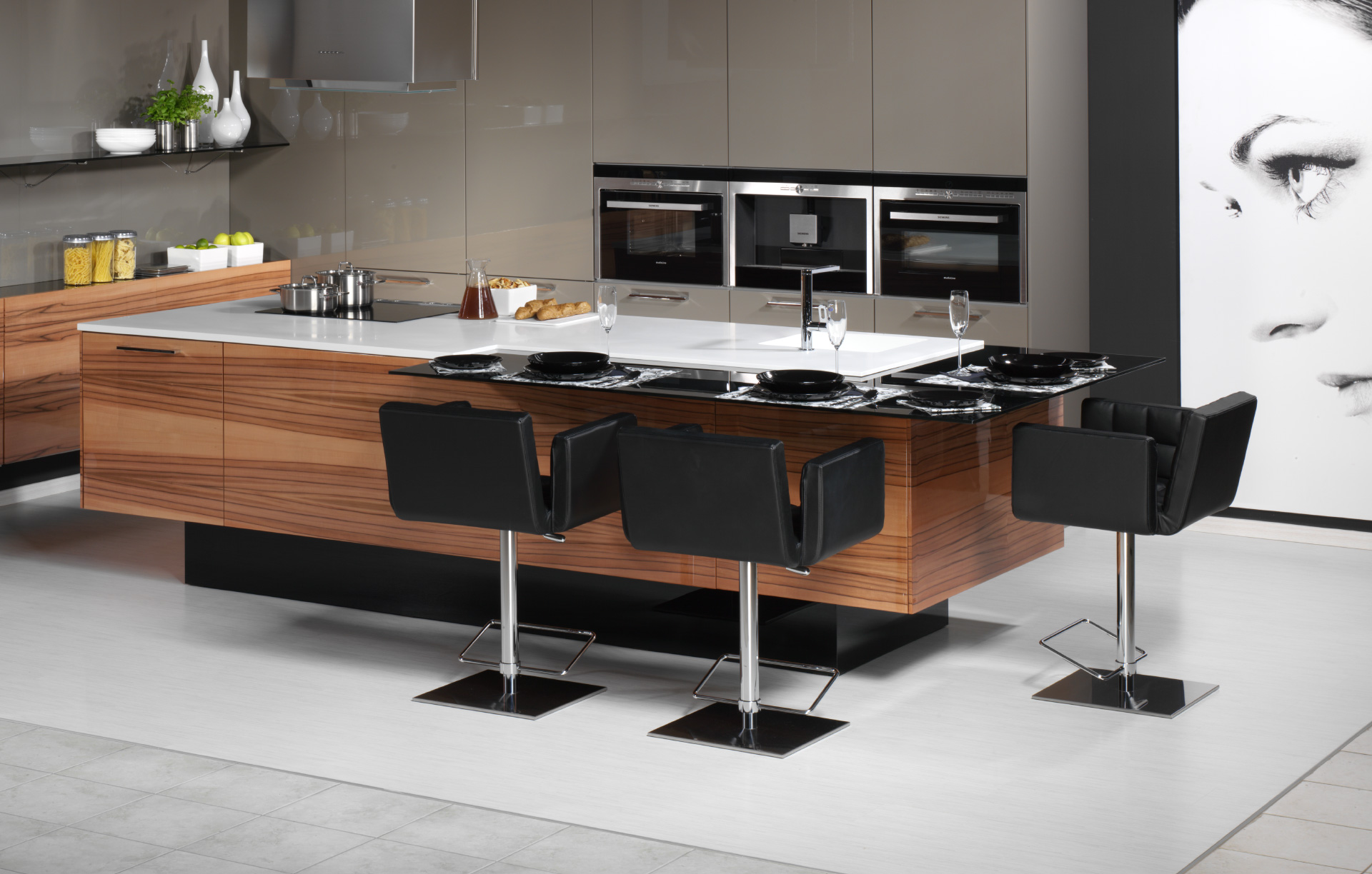 The impressive appearance of this LINE / PALOMA kitchen is due to the successful combination of veneered and lacquered surfaces and clear simple contours.