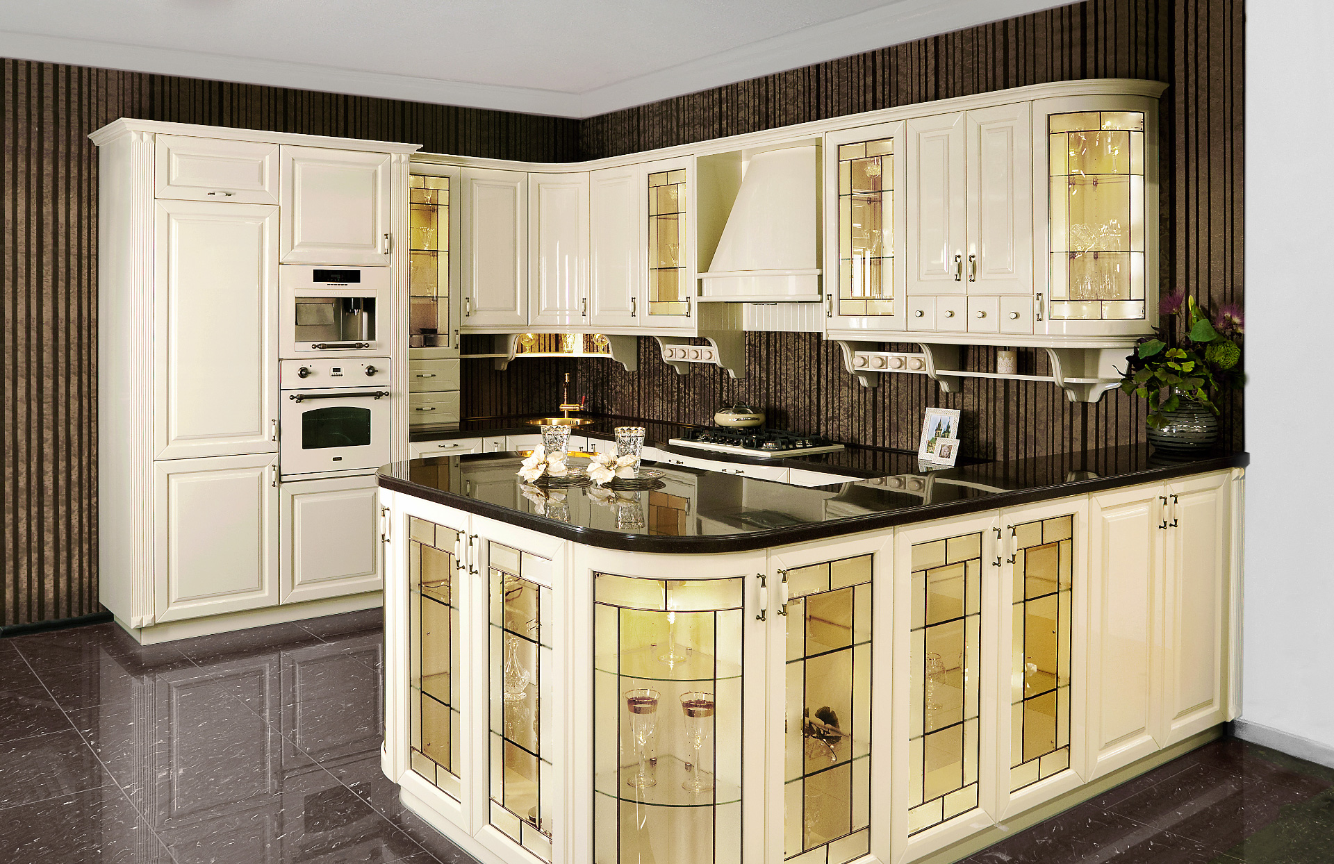 Štýlová kuchyňa HALINA s množstvom ozdobných vitráží s vnútorným osvetlením.