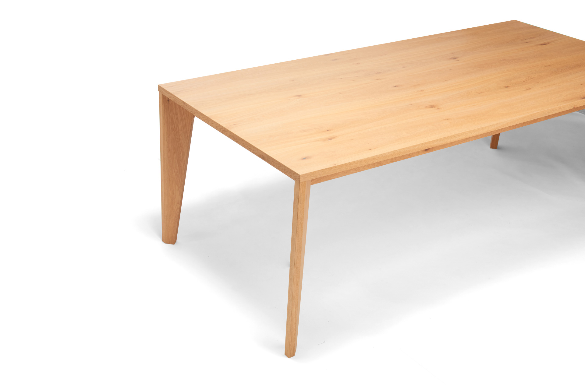 JS32 dining table Subtle and less striking appearance