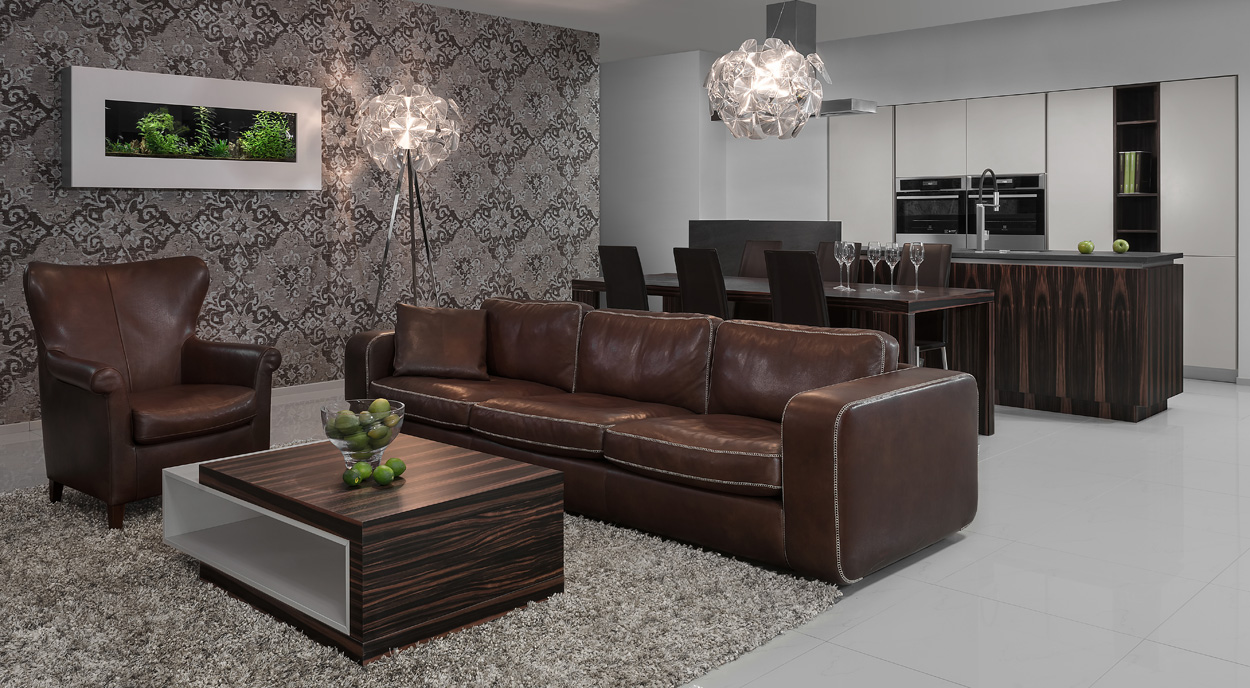 HANÁK INTERIOR CONCEPT - dokonalé sladění celého interiéru. Kuchyně s jídelnou a konferenční stůl v provedení bílý antik lak - mat / dýha kmenový makasar - mat.