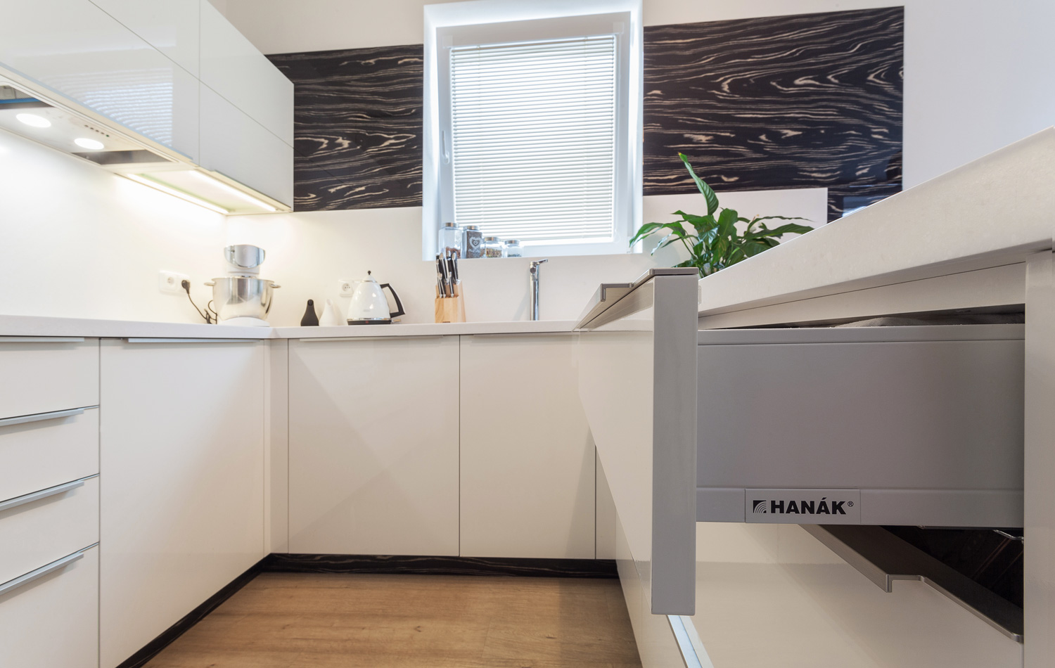 hanak_nabytek_realizace_zlin_detail_vysuv