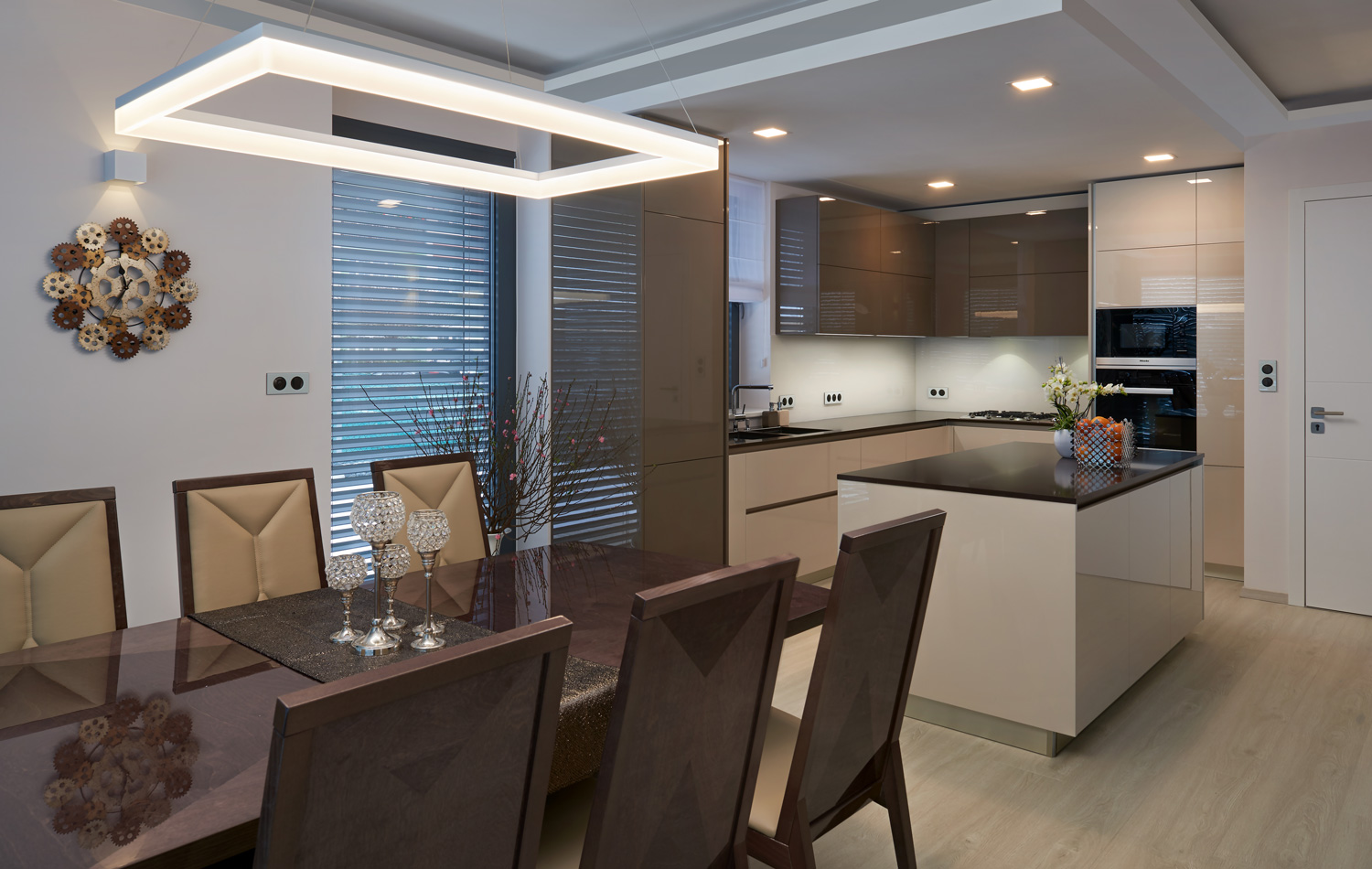 hanak_forum_realizace_kuchyne_lak_champagne