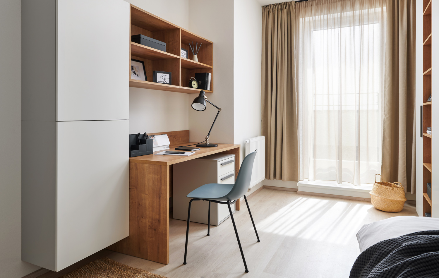 hanak-studentsky-pokoj-stul-postel_2